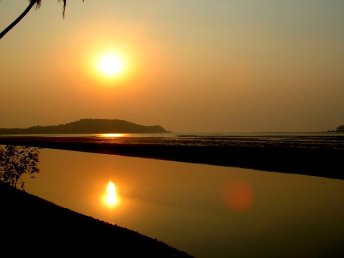 Post-monsoon sunset in Goa, India over the Chapora River. Image source: Wikipedia Commons