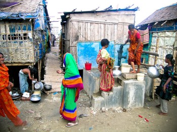 Women queueing to get access to the raised tube well in Dhaka, Bangladesh. Source: Guardian Global Development
